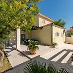 Tatijana Zadarvillas *