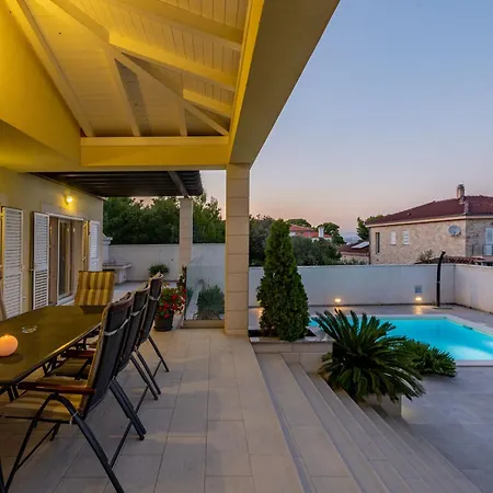 Tatijana Zadarvillas 빌라